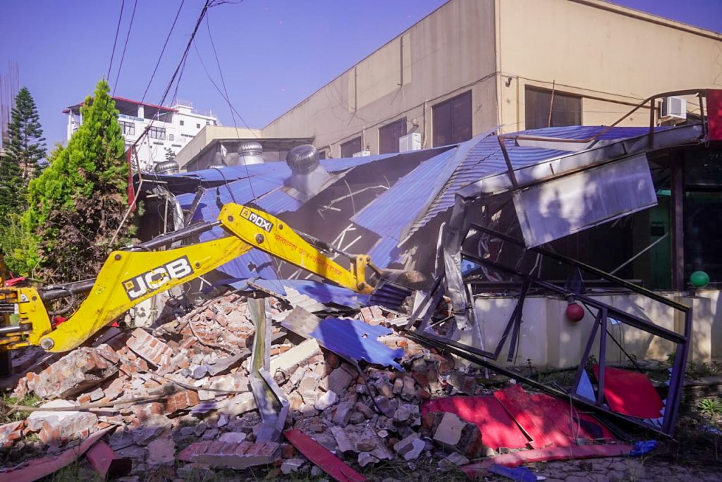 देवीनगरमा सार्वजनिक जग्गा अतिक्रमण गरी निर्माण गरिएको संरचना भत्काइयो