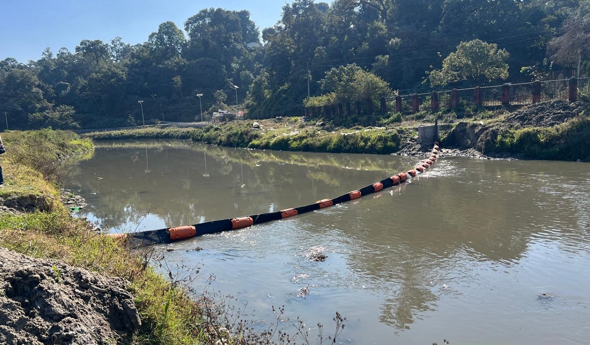 बागमती नदीमा तैरिने फोहोर संकलन गर्न ट्रास बेरियर जडान