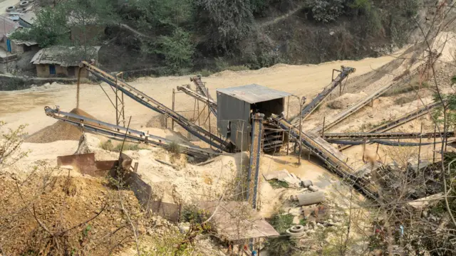 रोकियो अरुण नदीमा रहेको अवैध क्रसर उद्योग सञ्चालन