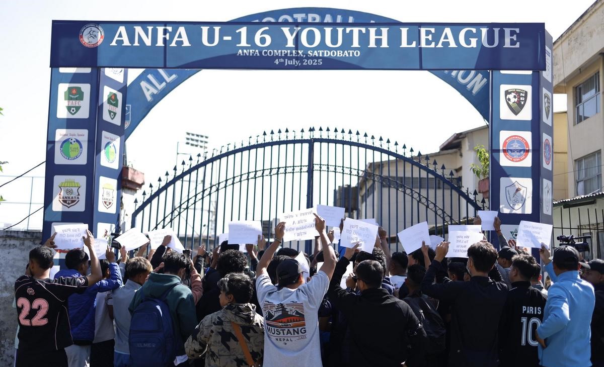 एन्फाको निर्णयविरुद्ध खेलाडीले गेटमै झुन्ड्याए मेडल