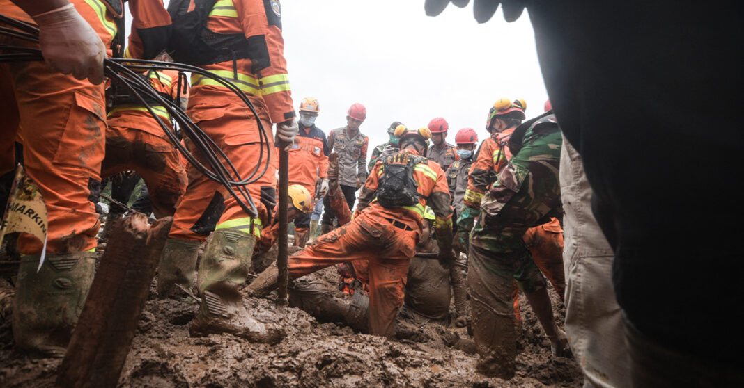 इन्डोनेसियामा पहिरोका कारण मृत्यु हुनेको सङ्ख्या ३४ पुग्यो, दर्जनौं अझै बेपत्ता