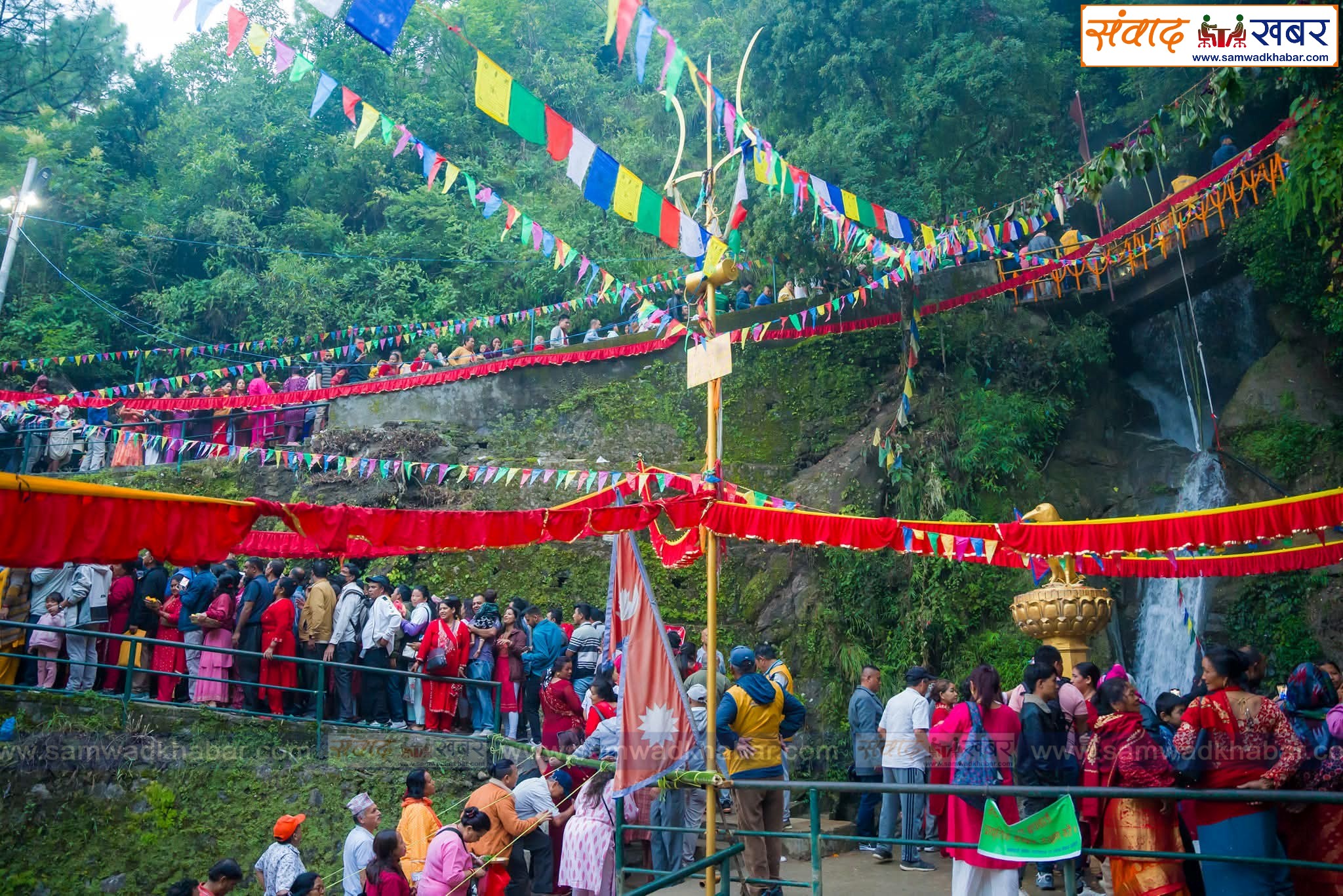 गागलफेदीस्थित कागेश्वरी महादेव मन्दिरमा भक्तजनको भीड