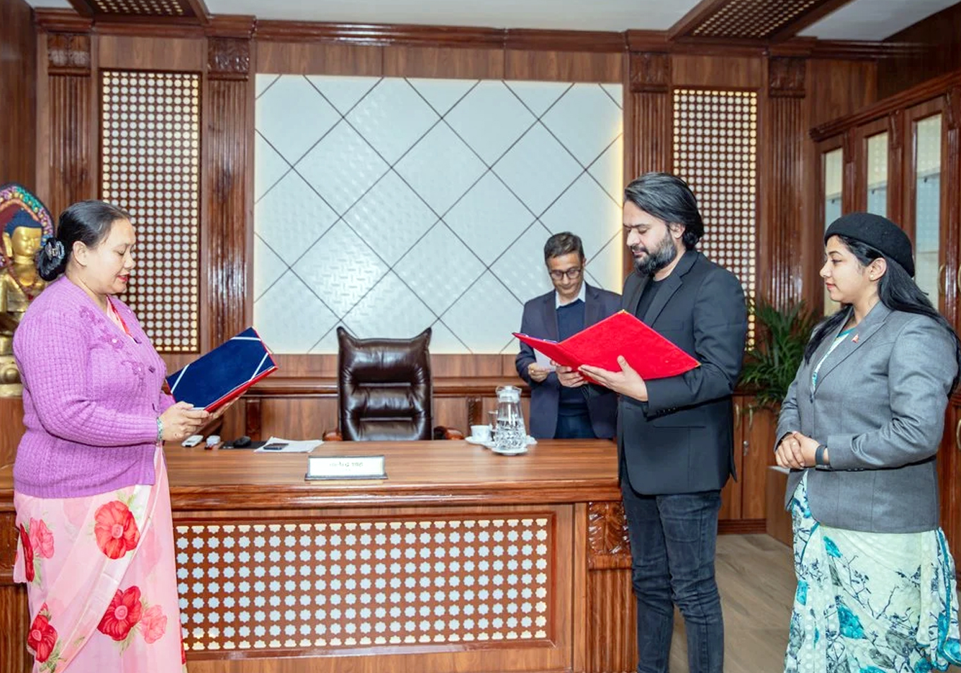 मेयर बालेनद्वारा काठमाडौं–१६ की नवनिर्वाचित वडाध्यक्ष श्रेष्ठको शपथ ग्रहण