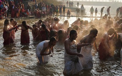 पनौतीको त्रिवेणीमा स्नान गर्दै स्वस्थानीका व्रतालु