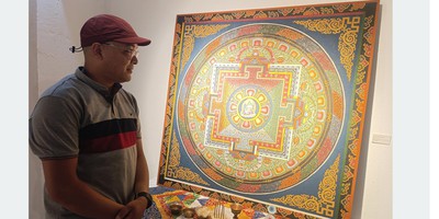 पाँच कलाकारका कला : काठमा बालुवा भरेको थाङ्कादेखि धार्मिक र मिथिला कलासम्म