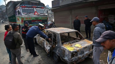 नैकाप र सुकेधारमा दुई गाडीमाथि आगजनी