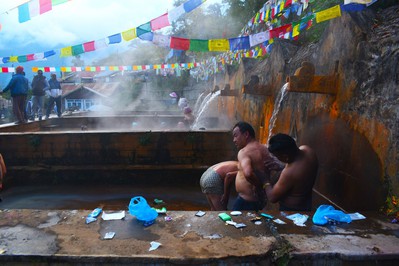 आमाछोदिङस्थित चिलिमे तातोपानीमा पुनःस्नान गर्नेको घुइँचो