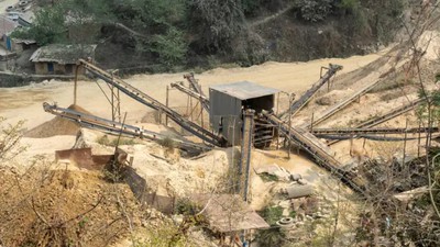 रोकियो अरुण नदीमा रहेको अवैध क्रसर उद्योग सञ्चालन