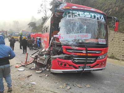 धादिङमा दुईवटा बस ठोक्किएर यात्रुहरु घाइते