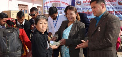 खोटाङमा पाँच मुरीभन्दा बढी बदाम फलाउने किसान पुरस्कृत