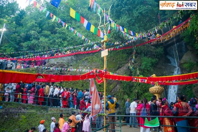 गागलफेदीस्थित कागेश्वरी महादेव मन्दिरमा भक्तजनको भीड