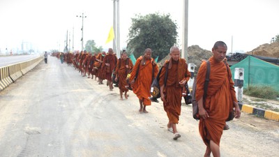 लुम्बिनीदेखि रामग्रामसम्म ३०० भिक्षुहरूको 'शान्ति पदयात्रा' सुरु: बुद्धको सन्देश फैलाउने लक्ष्य