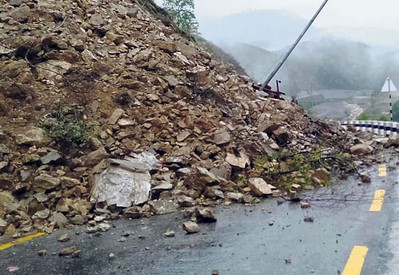 वर्षाका कारण देशभरका ११ राजमार्ग पूर्णरुपमा अवरुद्ध