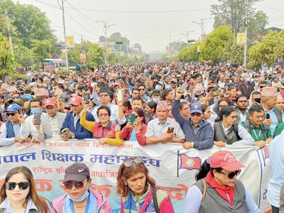 शिक्षक आन्दोलन आज पनि जारी, बत्ती बालेर सरकार खोज्दै शिक्षकहरू