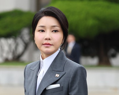 दक्षिण कोरियाकी पूर्व प्रथम महिला किम केओन हीलाई २० महिना जेल सजाय