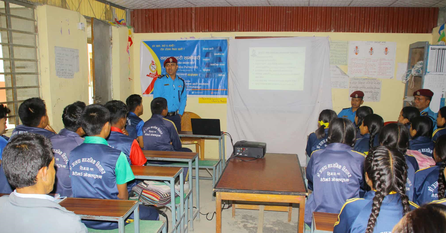 साइबर कानुनसम्बन्धी कक्षा सञ्चालन गर्दै प्रहरी